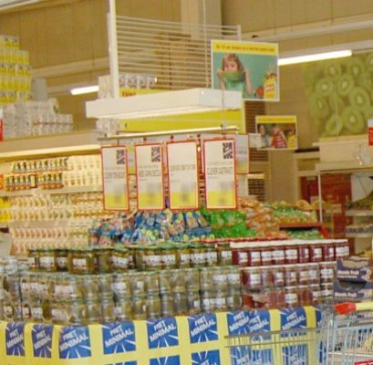 Scandal la Billa: clienţii care au cumpărat mâncare alterată au fost daţi afară din supermarket